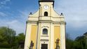 Děj knihy Karin Lednické Šikmý kostel se odehrává na Karvinsku, kde skutečně šikmý kostel stojí - je jím kostel svatého Petra z Alkantary v Karviné, který má náklon 6,8 stupně.