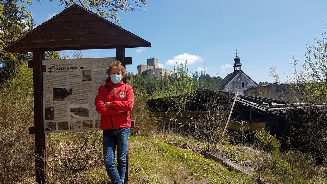 Mohutnou zříceninu hradu Landštejn zná asi každý. Nás zaujal navíc tento kostelík sv. Jana Křtitele. V Pomezí, tedy v podhradí Landštejna, stojí dlouhá staletí – déle než hrad sám. Dnes se tu v létě konají tematické večery s hudbou či divadlem nazvané „Landštejnské legendy“.