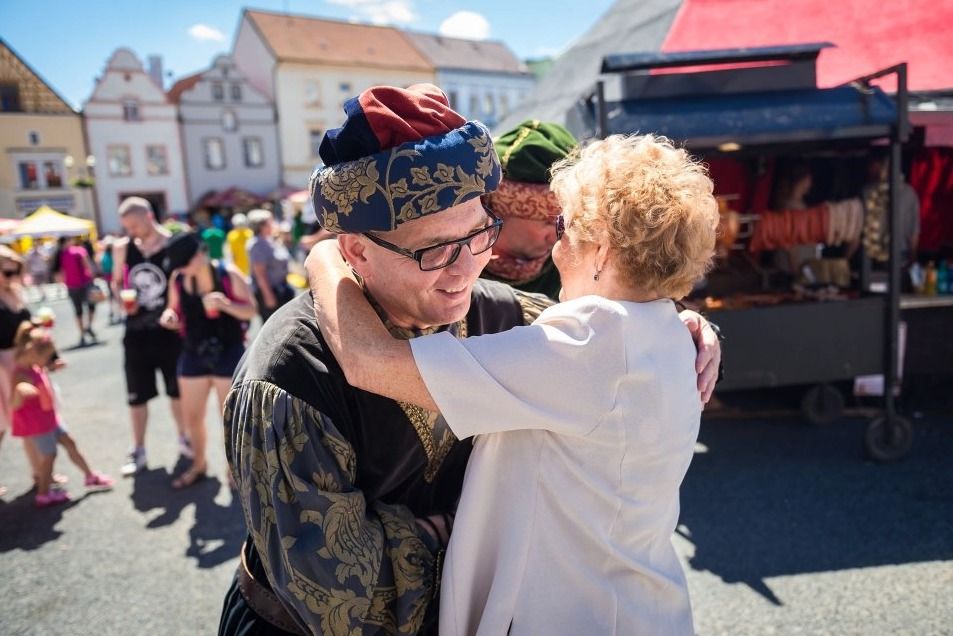 Ministr zahraničích věcí Lubomír Zaorálek (ČSSD) vyrazil na vodu a na slavnostech v Tachově si oblékl gotický kostým.