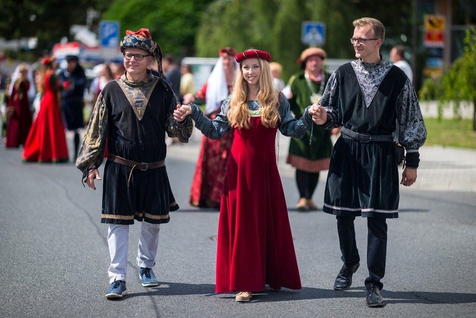 Ministr zahraničích věcí Lubomír Zaorálek (ČSSD) vyrazil na vodu a na slavnostech v Tachově si oblékl gotický kostým.