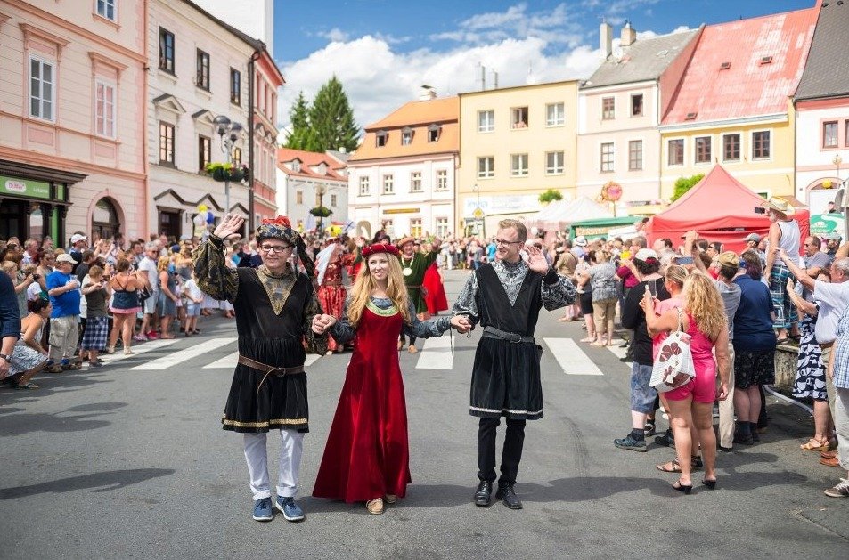 Ministr zahraničích věcí Lubomír Zaorálek (ČSSD) vyrazil na vodu a na slavnostech v Tachově si oblékl gotický kostým