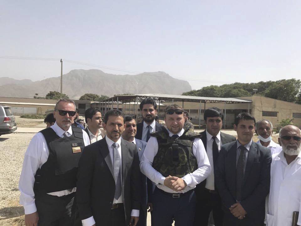 Ministr zemědělství Marian Jurečka (KDU-ČSL) na návštěvě Kábulu oblékl neprůstřelnou vestu