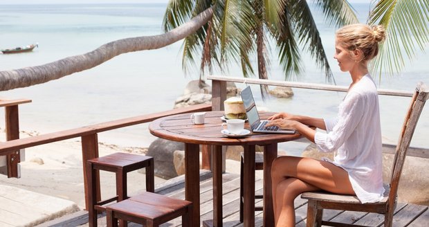 Work-life balance o prázdninách: Kde leží hranice mezi flexibilitou a vyhořením? Práce na dovolené je stále sporným tématem Práce na dovolené