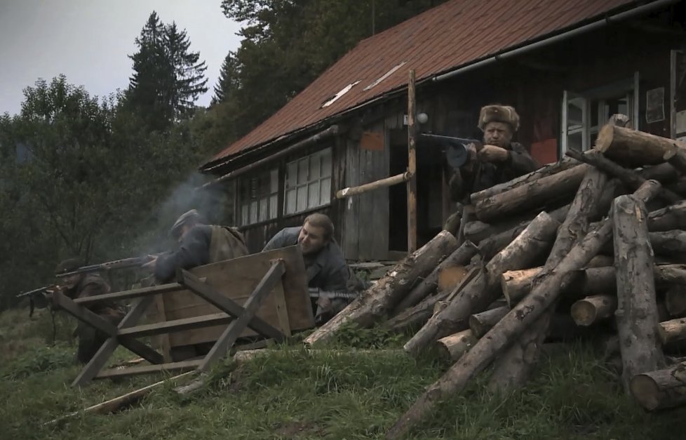 Rodina na vlastní kůži zažije i střílení krutých Němců.