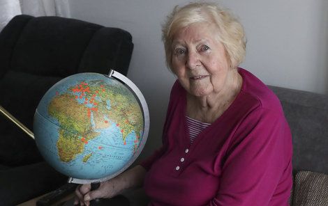 Seniorka Eva Mojžíšová si do globusu označovala země, které navštívila.