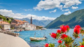 Historické město Perast v Kotorském zálivu v létě, Černá Hora