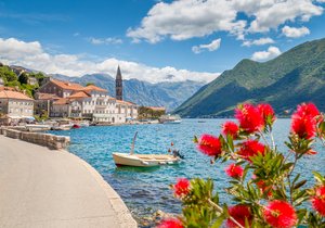 Historické město Perast v Kotorském zálivu v létě, Černá Hora