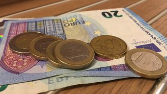 Euro vystoupilo na roční maximum k dolaru 