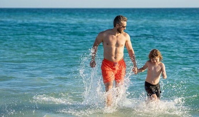Otec s dítětem na dovolené. Kdy si pořídit souhlas druhého rodiče? (ilustrační foto)