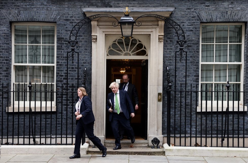 Britský premiér Boris Johnson vychází ze sídla svého úřadu známého jako Downing Street 10 (22. 2. 2022).