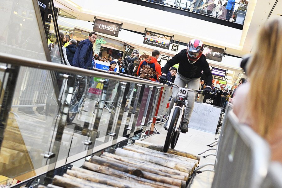 Obchodním centrem se proháněli cyklisté. Na kolech beze strachu sjížděli eskalátory.