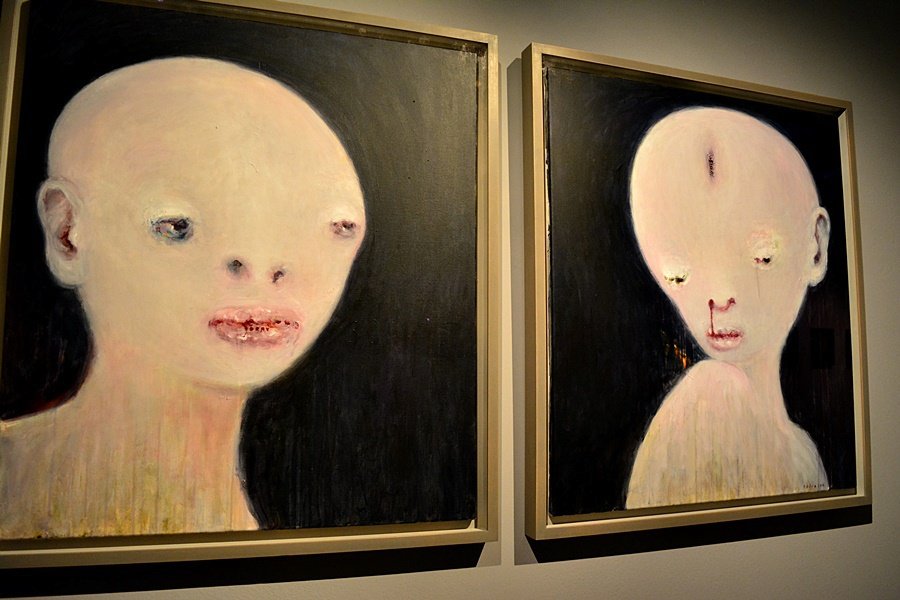 Doposud největší samostatná výstava českého multimediálního umělce Daniela Pešty DeTermination představuje výběr jeho děl dotýkající se otázky genetické, rasové a sociální determinace člověka.