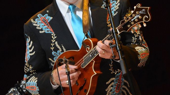 Šestasedmdesátiletý Lawson je americký mandolinista, zpěvák, producent a frontman pětičlenné skupiny Doyle Lawson & Quicksilver, kterou založil v roce 1979 a která má na kontě desítky alb i ocenění. V roce 2012 byl uveden do Síně slávy IBMA, jejímiž členy jsou takové legendy jako Bill Monroe, Earl Scruggs či Lester Flatt.