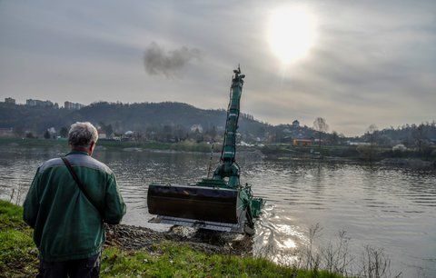 Unikátní stroje brázdí dno Vltavy: Koryto hloubí 43tunové dozery, ovládají se na dálku