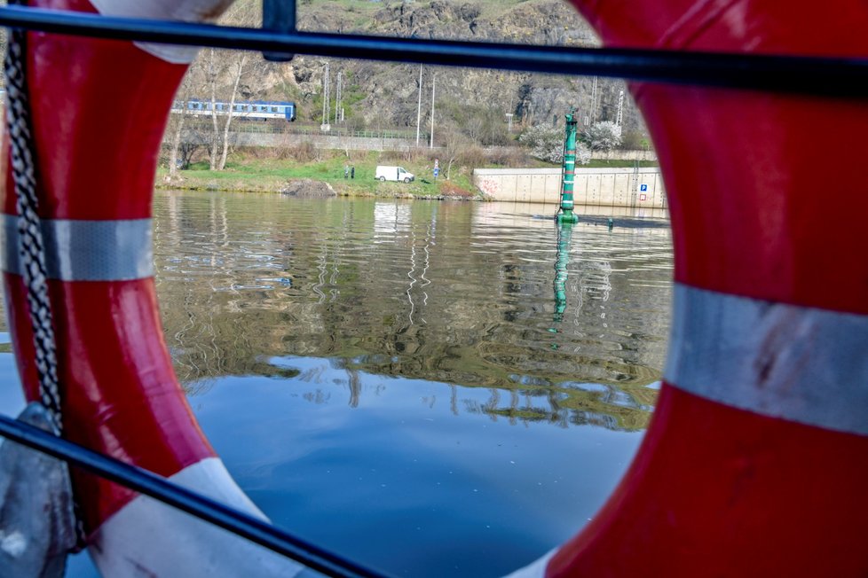 Koryto Vltavy se hloubí pomocí podvodního dozeru.