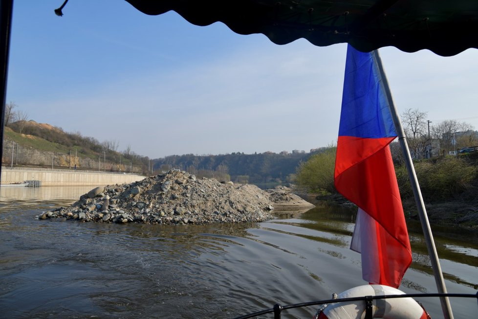 Koryto Vltavy se hloubí pomocí podvodního dozeru.