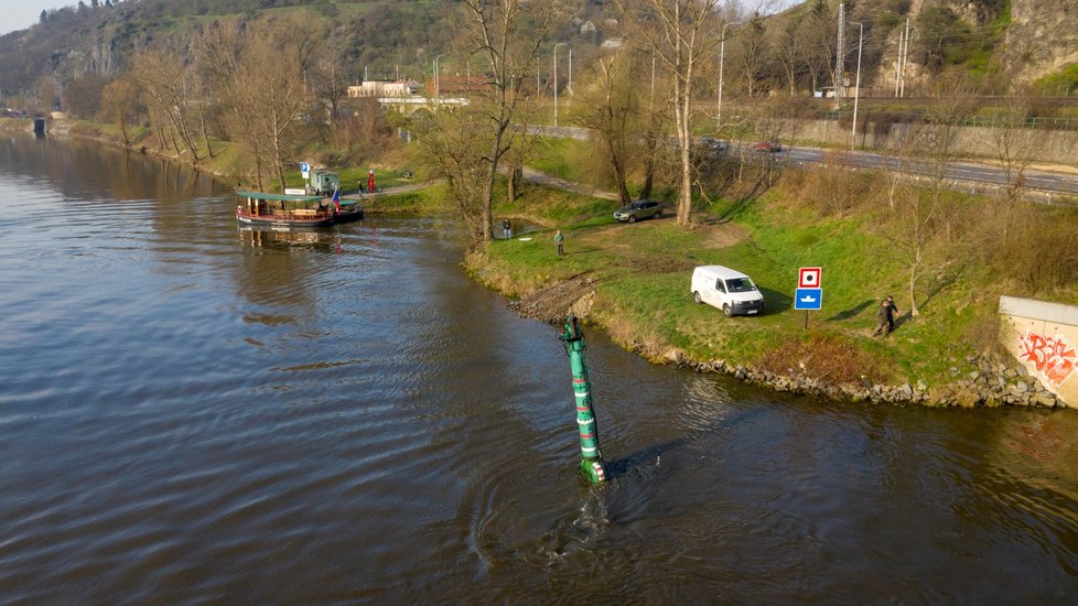 Koryto Vltavy se hloubí pomocí podvodního dozeru.