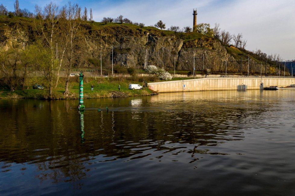 Koryto Vltavy se hloubí pomocí podvodního dozeru.