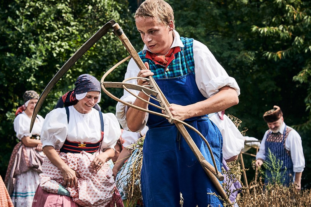 Jak vypadaly dožínky v minulosti, můžete dnes vidět třeba ve skanzenech