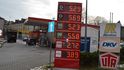 Takové byly včera ceny paliva v polském Cieszyně. Vynásobte kurzem 5,39. Benzin vyjde na 28 korun, nafta na 28,50 korun.