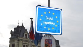 Hranici mezi zeměmi tvoří ve městě rozděleném na českou a polskou stranu  řeka Olše.