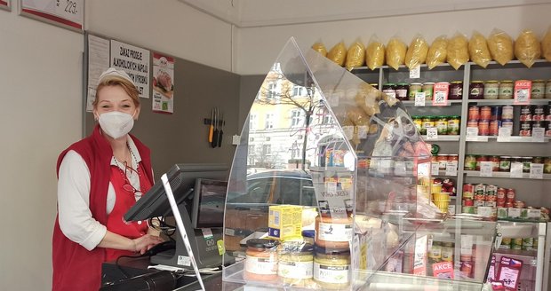 Prodavačka Oldřiška je v masně na českotěšínském náměstí sama. Zákazníci jí utekli do Polska.