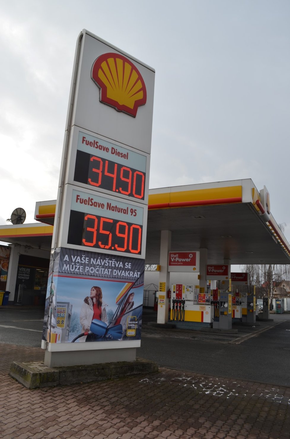 Česká čerpací stanice nabízí stejný benzín za 34,90 korun a na naftu za 35,90 korun.