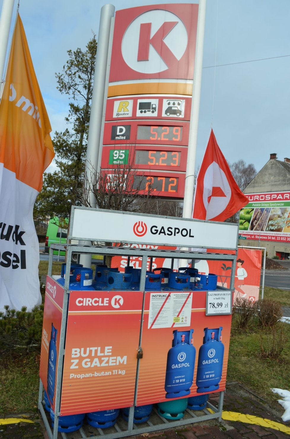 Takové byly včera ceny paliva v polském Cieszyně. Vynásobte kurzem 5,39. Benzin vyjde na 28 korun, nafta na 28,50 korun.
