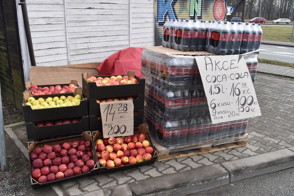 Ceny některých potravin šly rapidně dolů. Jablka lze pořídit za polovic.