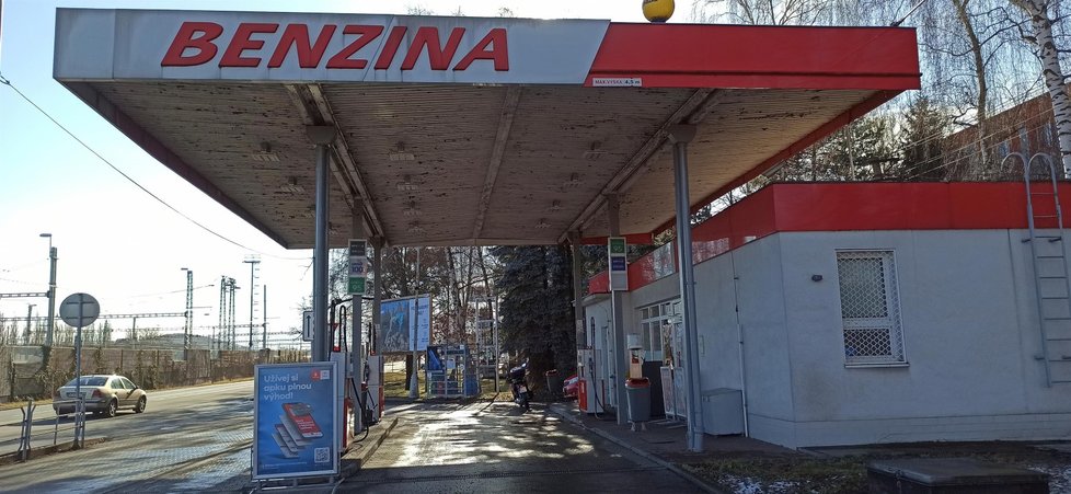 Nejstarší benzinka v Českém Těšíně zažívá obří odliv zákazníků.