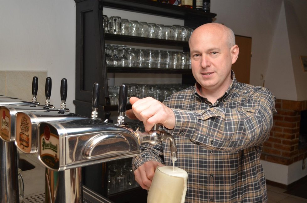 Rantířovský starosta a současně i hostinký Tomáš Novotný (43) označil chystanou sazbu na točené a lahvové pivo za Kocourkov
