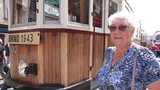 Oživila vzpomínky na smrt: Po 70 letech opět nastoupila do tramvaje, ve které málem uhořela 