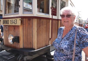 Božena Švejcarová (76) u stejného typu tramvaje (MV6), v níž před 70 lety málem uhořela.