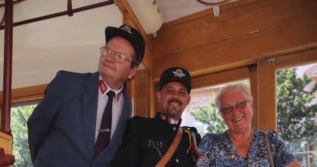 Božena Švejcarová (76) nastoupila po 70 letech do stejného typu tramvaje, v níž málem uhořela. Průvodčí v historických uniformách jsou ale z jiného období.
