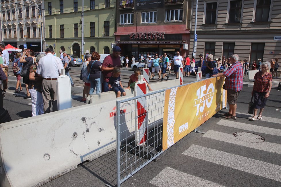 Brno při oslavách 150. výročí založení MHD uzavřelo dočasně Lidickou ulici pro auta, nescházely ani protiteroristické betonové zábrany.