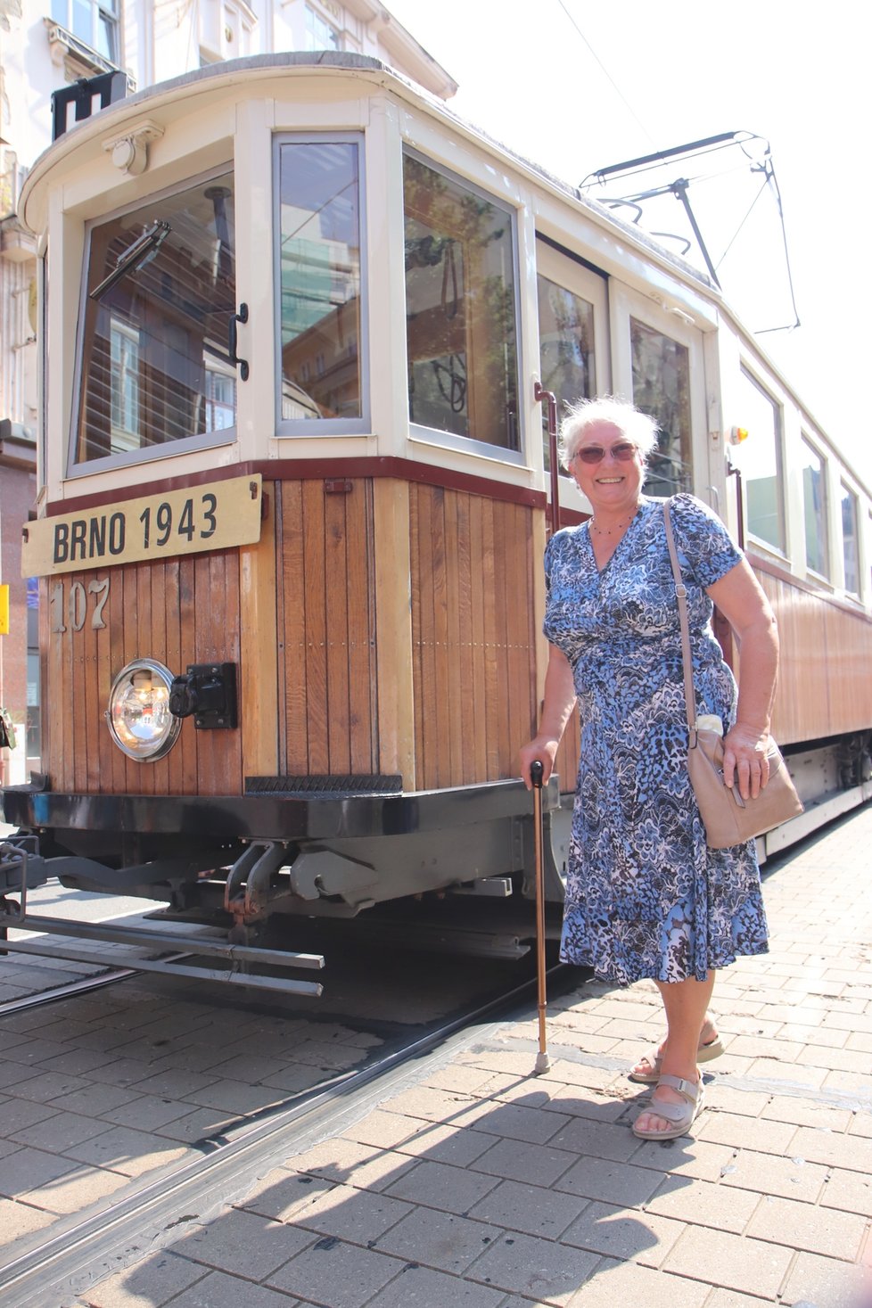 Božena Švejcarová (76) u stejného typu tramvaje (MV6), v níž před 70 lety málem uhořela.