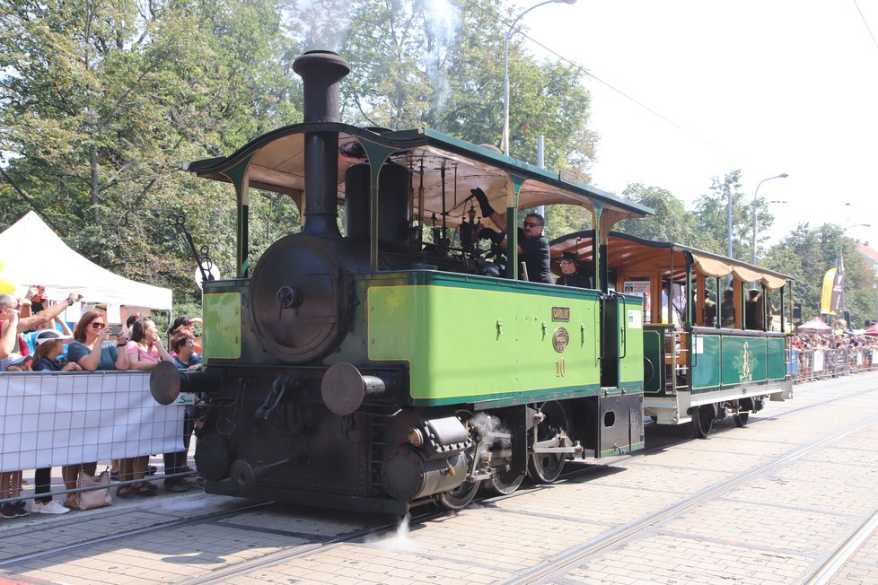 Parní tramvaj Caroline z roku 1889 výrazně zrychlila hromadnou dopravu v Brně. Vážila téměř 20 tun a přes nárazníky měřila téměř 7 metrů.