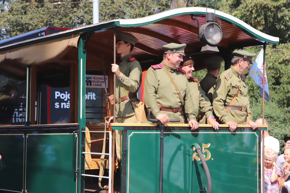 V parní tramvaji Caroline se svezli i vojáci v dobových uniformách.