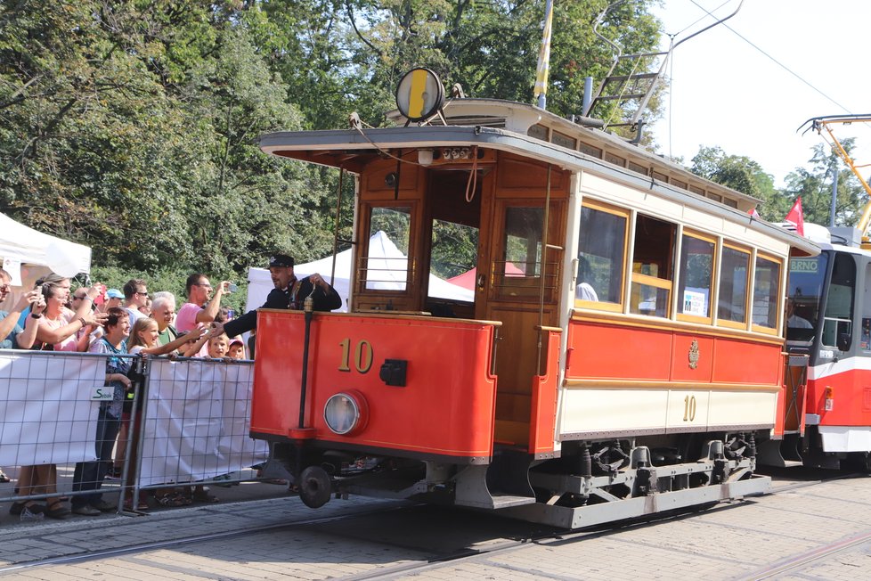 Dvounápravový motorový tramvajový vůz z roku 1899. Uvezla celkem 38 cestujících. Na oslavách 150. výročí založení dopravního podniku byla tlačena, neboť byla vyrobena na vyšší napětí, než se dnes používá. Jinak je plně funkčí.