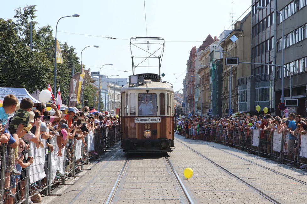 Dvounápravový motorový tramvajový vůz z roku 1941. Uvezl až 72 cestujících.