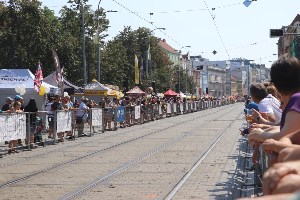 O průjezd historických vozidel při oslavách 150. výročí DPMB byl v Brně obrovský zájem.