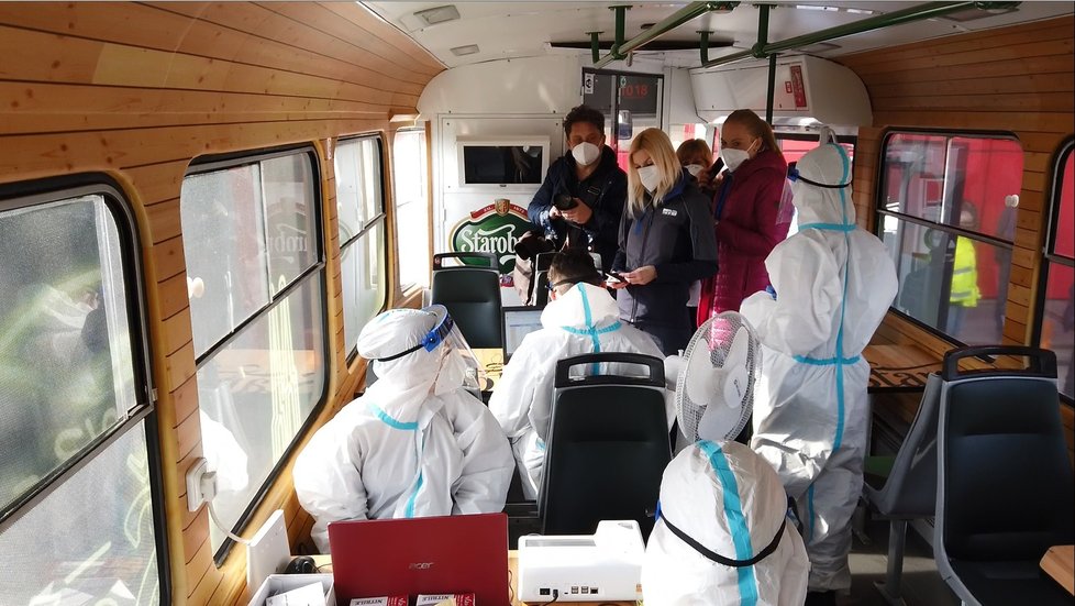 Brněnský dopravní podnik bude testovat své zaměstnace na koronavir v tramvaji Šalinapub.