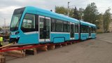 Český unikát! V Ostravě ukázali první klimatizovanou tramvaj, teď bude vozit pytle písku