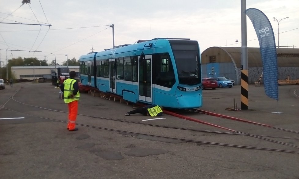 Do Ostravy dorazila nejmodernější tramvaj v republice za 28,5 milionu.