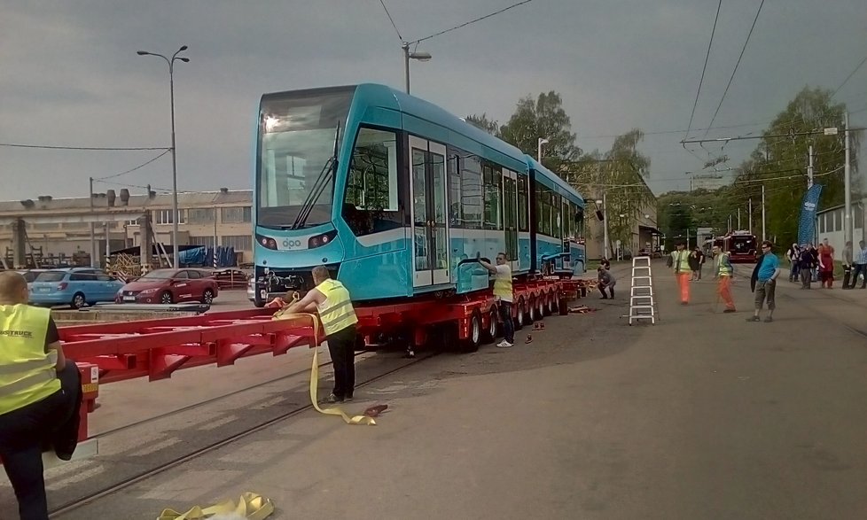 Do Ostravy dorazila nejmodernější tramvaj Stadler v republice za 28,5 milionu.