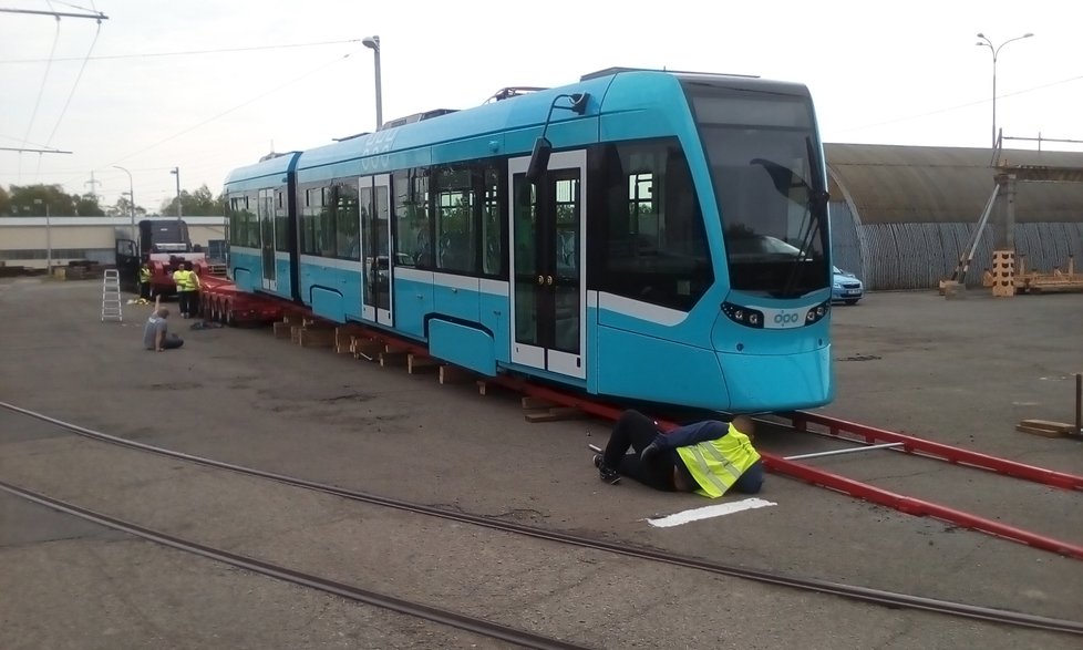 Do Ostravy dorazila nejmodernější tramvaj v republice za 28,5 milionu.