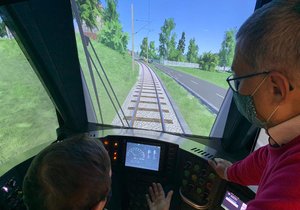 Řidiči DP v Ostravě se budou školit na speciálním simulátoru, který jinde v ČR není. Zařízení dokáže věrně napodobit pohyb skutečné tramvaje.