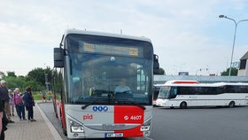 Některé autobusy na pražské letiště mají více míst k sezení, s kufrem se ale cestující neprotáhnou.
