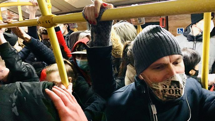 Přeplněný autobus po uzavření metra.