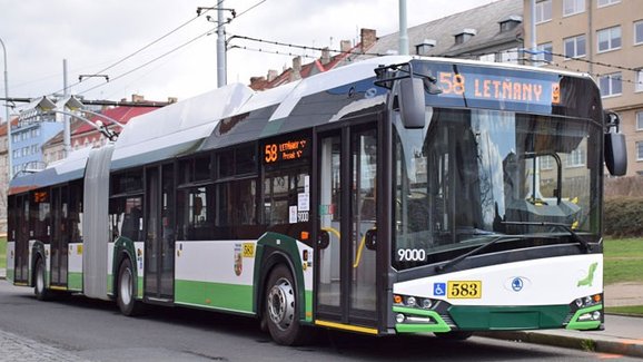 Praha testuje kloubový bateriový trolejbus Škoda 27 Tr